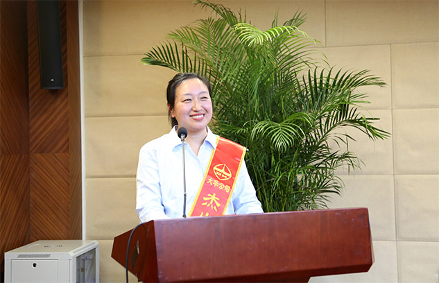 市場營銷中心劉巍巍、技術(shù)中心王夏偉代表杰出團隊及優(yōu)秀個人發(fā)言