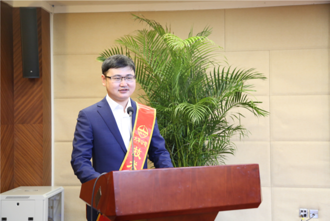 市場營銷中心劉巍巍、技術(shù)中心王夏偉代表杰出團隊及優(yōu)