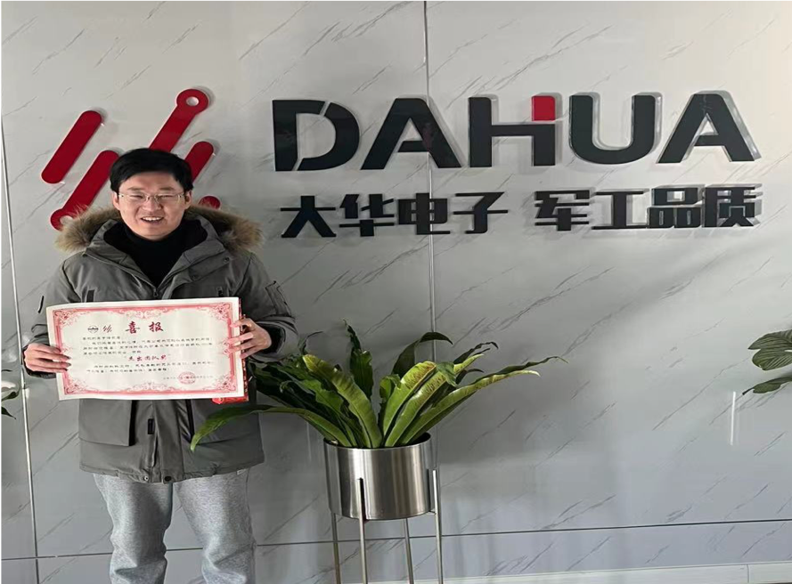 獲獎員工領(lǐng)取喜報現(xiàn)場